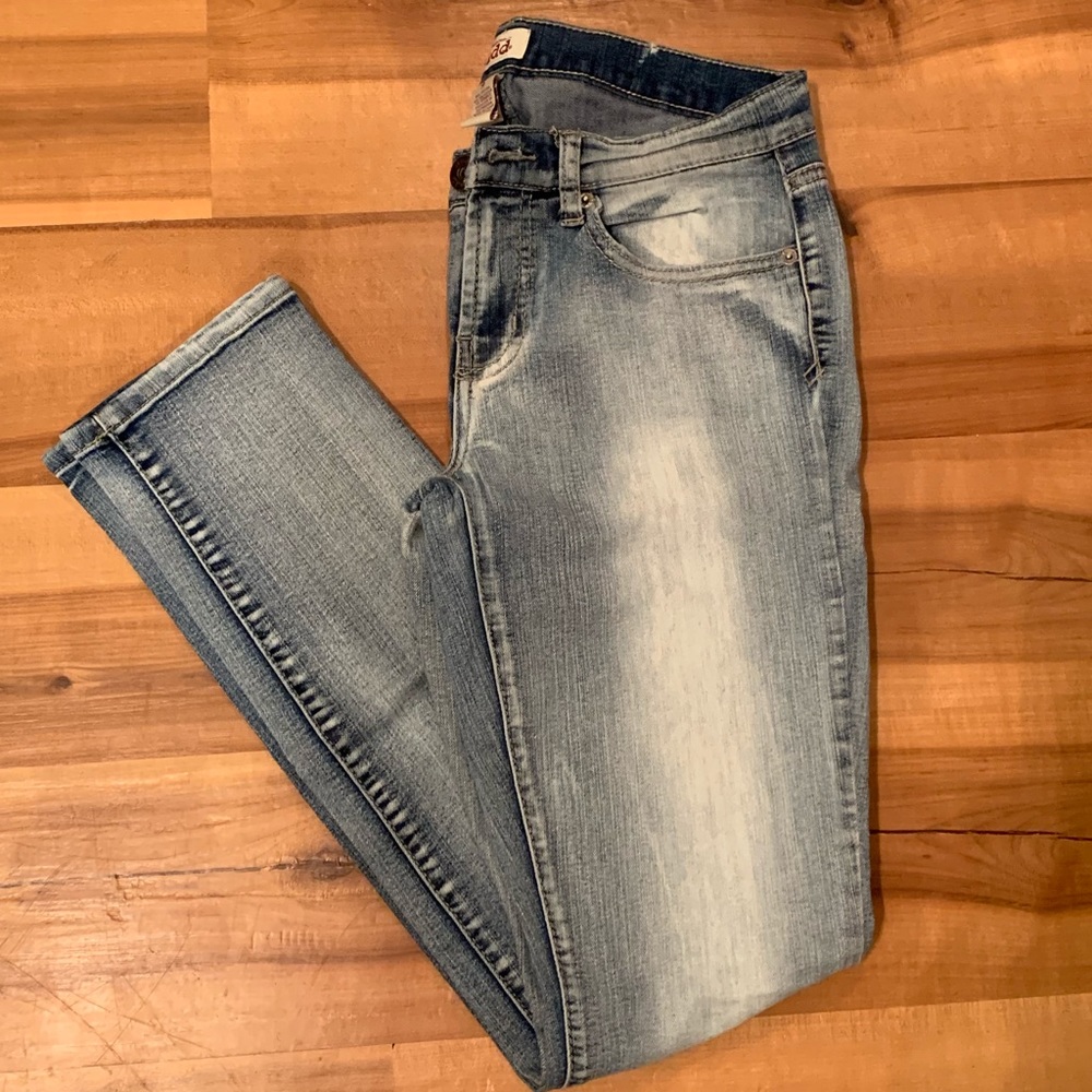 Skinny jeans. Light wash